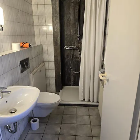 Einhaus Hotell *